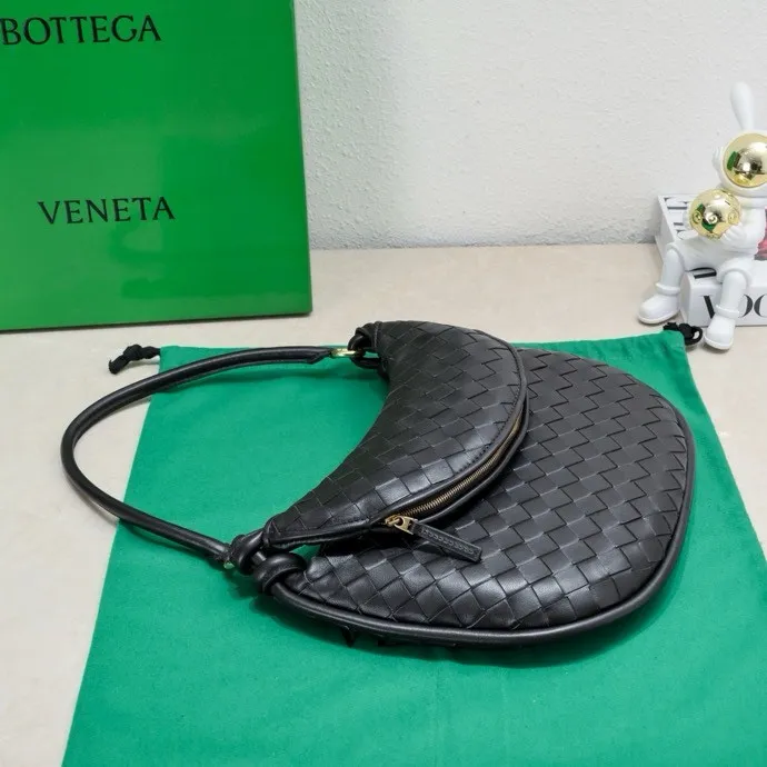 Batch 1860 Bv Shu Qi's same "Gemelli" twin bag 👇 Locked in advance 24 years of hot style 💕 Gemelli is paired with two half-moon shaped bags, matched with the brand's iconic intrecciato woven sheepskin, equipped with a detachable tubular handle, which can be used as a clutch, on the shoulder or by flipping the small crescent moon as a handle, or as a long shoulder strap 🉑️ crossbody The dual design has a personalized yet charming attitude, and the eye-catching visual impact brings an elegant and fashionable feeling. It is a bag worth buying💥 Size: 36x25x10, Model: 4281#